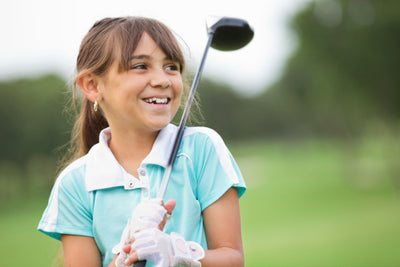 Bambina che gioca a golf