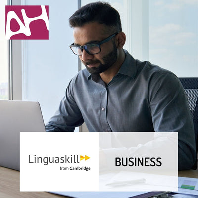 Uomo al computer con in sovraimpressione logo AH e logo Linguaskill con scritto "BUSINESS"