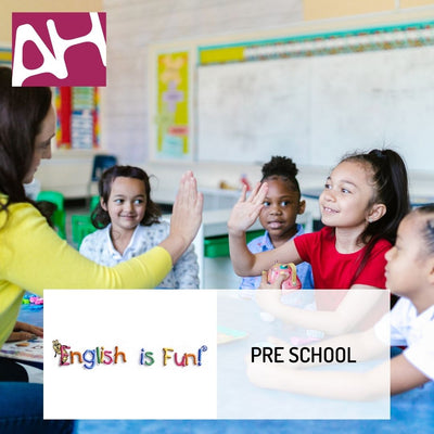 Gruppo di studenti con insegnante, con in sovraimpressione logo AH, logo English is Fun e la scritta "PRE SCHOOL"